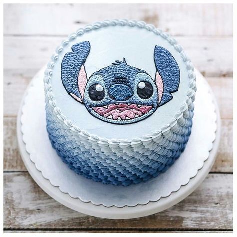 Stitch Inspired Cake, Stitch Bday Cake Ideas, Stitch Ice Cream Cake, Stitch Birthday Party Ideas Cake, Stitch Birthday Cupcakes, Stitch Smash Cake, Stitch Birthday Party Cake, Stitch Food Ideas, Stitch Disney Cake