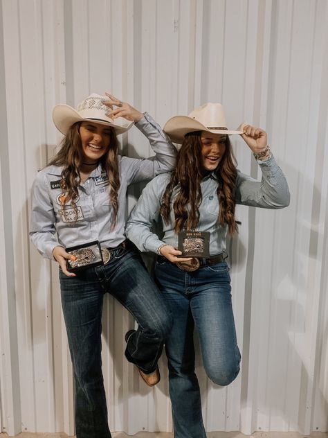 Buckle Bunny Photoshoot, Buckle Bunny Aesthetic, Buckle Bunny Outfits Country, Buckle Bunny Outfits, Buckle Bunnies, Rodeo Best Friends, Vaquera Best Friends, Bunny Outfits, Country Pics