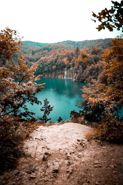 rock cliff near waters photo – Free Lake Image on Unsplash Mountain Landscape Photography, Plitvice Lakes National Park, Fall Camping, Nature Camping, National Park Photos, Camping Destinations, Plitvice Lakes, Lake Pictures, Henry Ford