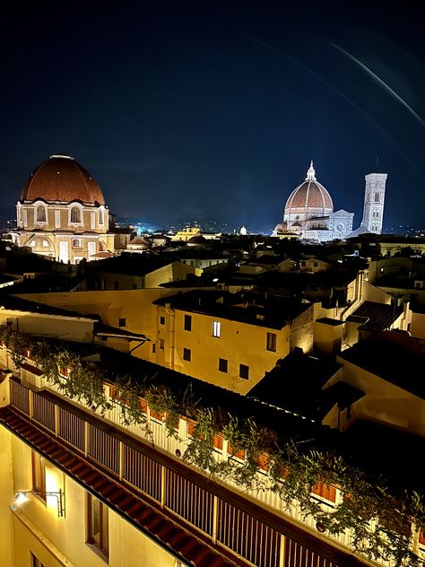 Florence by night Florence At Night, Band Au, Florence Tuscany, 1st Century, 16th Century, Tuscany, At Night, Good Night, Florence