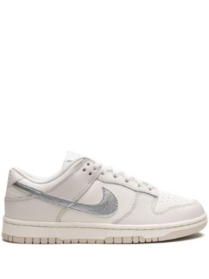 Nike Shoes That Go With Everything, Trend Sneakers, Basket Style, Shoe Wishlist, Metallic Look, Shoe Inspo, Cute Nikes, Swoosh Logo, Swag Shoes