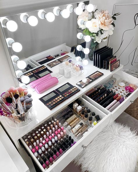 3,486 Me gusta, 16 comentarios - VANITY COLLECTIONS (@vanitycollections) en Instagram: "Forever in love with our . ✨ VC ULTRA LUX VANITY TABLE and VC SALON PRO HOLLYWOOD MIRROR duo. .…" Vanity Collections, Acrylic Makeup Storage, Subtle Smokey Eye, Beauty Room Vanity, Forever In Love, Date Night Makeup, Nails Beautiful, Hollywood Mirror, Beauty Storage