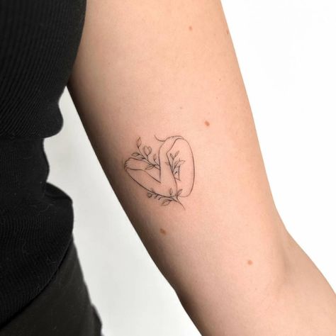 Love yourself. Heart Hug Tattoo, Selflove Tattoo Ideas For Women, Selflove Tattoo Ideas, Selflove Tattoo, Small Tattoo Ideas For Women, Unique Tattoos For Women, Basic Tattoos, Self Love Tattoo, Muster Tattoos