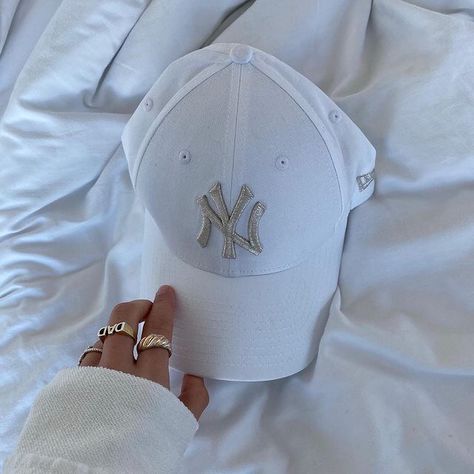 Yankee Hat Aesthetic, Nyc Hat, Custom Fitted Hats, Swag Hats, Streetwear Hats, Holiday Outfits Summer, Dope Hats, Hat Aesthetic, All Nike Shoes