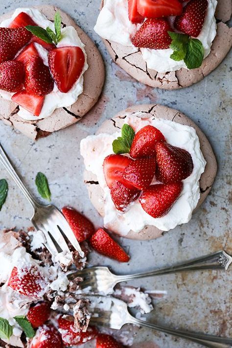 Pavlova Toppings, Strawberries And Whipped Cream, Strawberry Pavlova, Chocolate Pavlova, Strawberry Dessert, Chocolate Strawberry, Great Desserts, Strawberries And Cream, Gluten Free Desserts