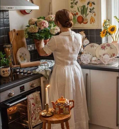 Housewife Aesthetic, Cottagecore Life, Happy Homemaking, Cottagecore Kitchen, Ravenclaw Aesthetic, Granola Girl Aesthetic, Glamour Farms, Aesthetic Kitchen, Living Dolls