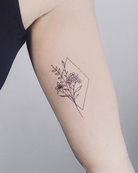 Diy Tattoo Permanent, Daffodil Tattoo, La Tattoo, Small Flower Tattoos, Diy Tattoo, Dainty Tattoos, Flower Tattoo Designs, Little Tattoos, Simplistic Tattoos