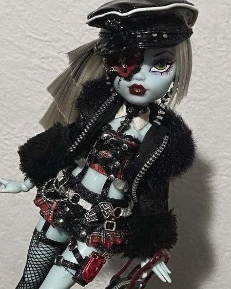 Monster tingz ༺☆༻ (@thedolls04) • Instagram photos and videos Goth Instagram, New Monster High Dolls, Monster High Doll Clothes, Monster High Custom Doll, Monster High Pictures, Monster Prom, Custom Monster High Dolls, Monster High Custom, Love Monster