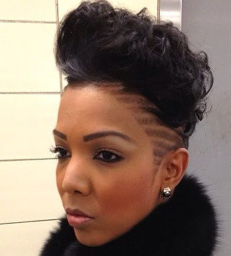 black curly mohawk with side shaven designs Edgy Pixie Cuts Shaved Sides, Side Mohawk, Edgy Pixie Cuts, Edgy Pixie, Haute Hair, Kelly Osbourne, Mohawk Hairstyles, Pelo Afro, Sassy Hair