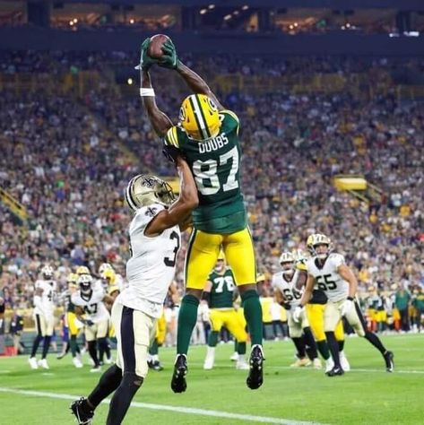 Packers Wallpaper, Green Bay Packers Art, Green Bay Packers Wallpaper, Cool Football Pictures, Green Packers, Nfl Football Pictures, Green Bay Packers Football, Packers Football, Go Pack Go