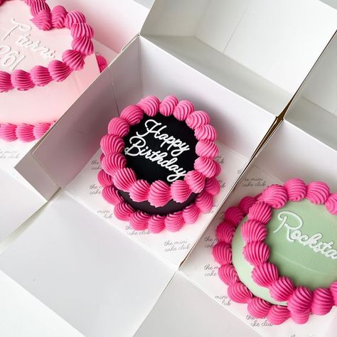 Mini Pink Birthday Cake, Dark Pink Cake, Hot Pink Birthday Cake, Mini Birthday Cakes, Chocolate Drip Cake Birthday, Cute Mini Cakes, Cute Pink Cake, Pink Cake Birthday, Hot Pink Cake