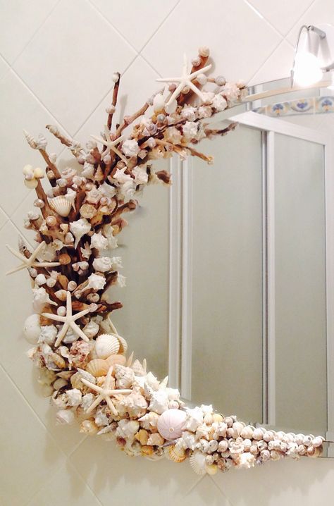 Specchio decorato con le conchiglie e bastoncini trovati sulla spiaggia Ladder Decor, Shells, Mirror, Quick Saves, Home Decor, Home Décor