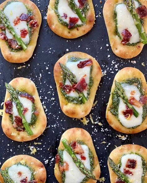 These bite-sized appetizers are loaded with flavourful pesto, stringy mozzarella, fresh asparagus spears, and crispy bacon, all on soft, pillowy Stonefire® Naan Dippers®. Our recipe is perfect for sharing with family and friends and is sure to become a crowd favorite. So why wait? Try them today! Sundried Tomato Pizza, Cranberry Pecan Brie, Naan Dippers, Bacon Flatbread, Pizza Dipping Sauce, Cheese Dippers, Naan Pizza Recipes, Sundried Tomato Pesto, Asparagus Bacon