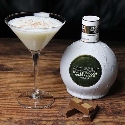 White Chocolate Liqueur Recipes, Godiva Chocolate Liquor, White Party Foods, Chocolate Margarita, Chocolate Martinis, White Chocolate Martini, White Chocolate Desserts, Chocolate Vodka, White Chocolate Liqueur