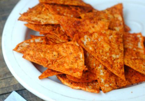 como puedo hacer doritos en casa | CocinaDelirante Homemade Doritos, Doritos Recipes, Dorito Chip, Chip Seasoning, Salsa Nachos, Homemade Nachos, Doritos Nachos, Hot Chip, Powder Recipe