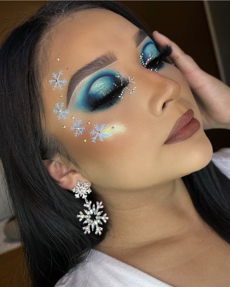 Snow Makeup Looks Simple, Winter Wonderland Makeup Ideas, Snow Inspired Makeup, Christmas Makeup Snowflake, Winter Wonderland Makeup Looks, Snowflake Makeup Looks, Elsa Makeup Look, Snowflake Eyeshadow, Makeup Invierno