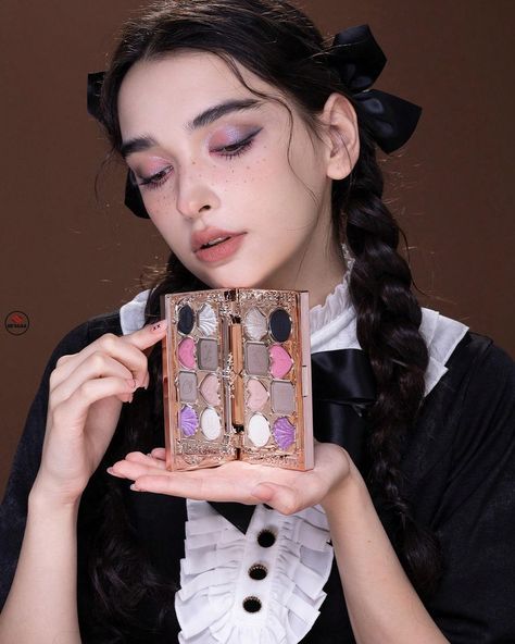 DENGSS Flower Knows Chocolate Wonder-Shop Eight-Color Eyeshadow Palette - 03 Witch Boutique Color: 03 Witch Boutique Type: Palette Texture: Pressed Powder Benefits: Long-Wearing, Non-Caking Finish: Shimmer, High-Shine Product Measurements in cm : Height Length Net Weight Width 14.5 8.5 10 g 2.5https://dengss.clothing/dengss-flower-knows-chocolate-wonder-shop-eight-color-eyeshadow-palette-03-witch-boutique/?feed_id=1607270&_unique_id=65be3b53164ff&DENGSS%20Flower%20Knows%20Chocolate%20Wonder-S... Witch Boutique, Flower Knows, Clothing Model, Color Eyeshadow, Pressed Powder, Model Beauty, Black Model, Shoes Shop, Eyeshadow Palette