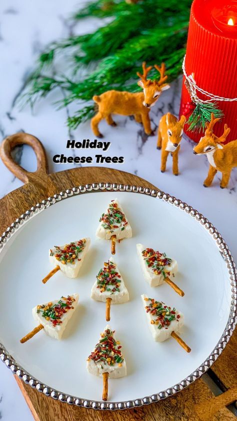 𝐇𝐨𝐥𝐢𝐝𝐚𝐲 𝐂𝐡𝐞𝐞𝐬𝐞 𝐓𝐫𝐞𝐞𝐬 🎅🏻🧀🎄 You'll Need: 1. Triangle cheese cuts or laughing cow cheese wedges (white cheddar) @thelaughingcowusa 2.… | Instagram Happy Cow Cheese, Cheese Trees, Easy Holiday Snacks, Cheese Tree, Make Ahead Christmas Appetizers, Laughing Cow Cheese, Christmas Tree Food, Holiday Cheese, Christmas Cheese