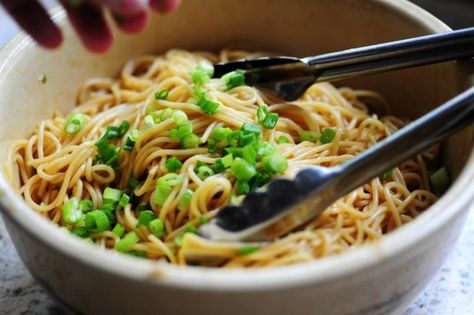 Simple Sesame Noodles, Easy Noodles, Sesame Noodles Recipe, Sesame Noodles, Easy Asian, Asian Noodles, Noodles Recipe, Salad Bar, Asian Dishes