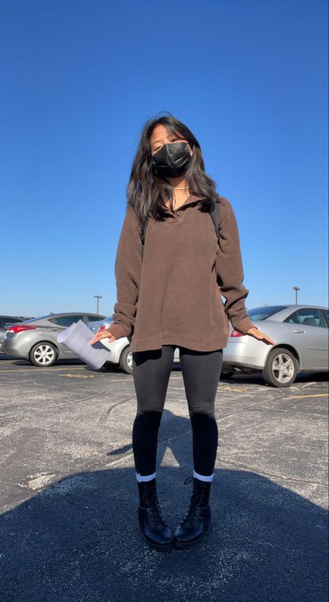 Tomboy Leggings Outfit, Dr Martin With Leggings, Fall Outfit Inspo Leggings, Casual Fall Outfits Grunge, Indie Outfits With Leggings, Lazy Leggings Outfit Winter, Fall Fits Leggings, Chelsea Boots Outfit Leggings, Cold Weather Outfits Leggings