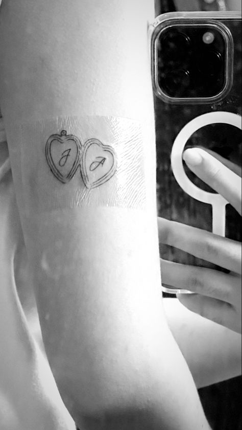 Cute Initals Tattoo, Heart Locket Tattoo Simple, Locket Initial Tattoo, Heart Locket Tattoo Design, Locket Tattoos For Women, Heart Initial Tattoo, D Initial Tattoo, Tattoo Bow, Envelope Tattoo