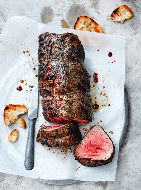 Fillet of Beef with Pepper Rub and Garlic Bread | MiNDFOOD Fillet Steak Recipes, Fillet Of Beef, Food To Order, Rustic Food Photography, Fillet Steak, Beef Fillet, Beef Dishes, Steak Recipes, Food Presentation