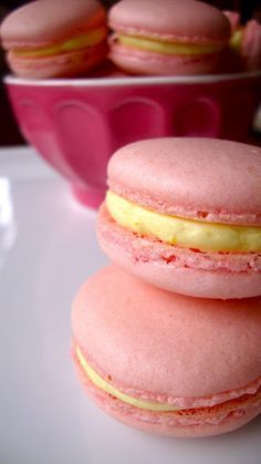 Raspberry Meyer Lemon Macarons Lemon Macaroons, Lemon Macarons, Macaron Flavors, Macaron Cookies, Macaroon Recipes, Macaron Recipe, Lemon Raspberry, Meyer Lemon, Köstliche Desserts