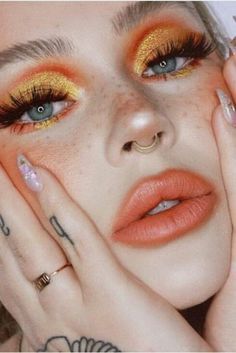 Bee Makeup, Vampire Bride, 70s Makeup, Glitter Makeup Looks, Yellow Makeup, Cute Halloween Makeup, Orange Makeup, Retro Makeup, Work Makeup