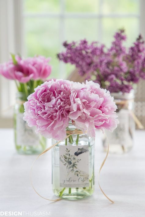 Mason Jar Labels | If you’re looking to add a little something extra to your floral arrangements, try using these FREE summer printables to create pretty mason jar labels. ----- #masonjarcenterpieces #masonjarideas #masonjardecor #masonjardiy #masonjarflowers #masonjarfloralarrangements #summerprintables #freeprintables Aesthetic Decoration Ideas, Mason Jar Flower Arrangements, Mason Jars Labels, French Farmhouse Decor, Jar Centerpieces, Summer Printables, Mason Jar Flowers, Different Types Of Flowers, Small Mason Jars