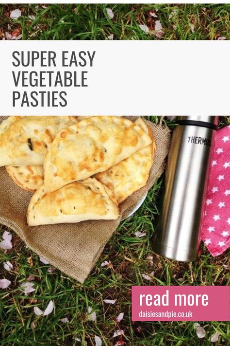 hessian cloth with vegetable pasties on top in a pile on the grass next to a thermos flask. Text overlay reads "super easy vegetable pasties - read more - daisiesandpie.co.uk" Vegetarian Pasties, Pasty Recipe, Vegetable Pasties, Vegetable Bake Recipes, Picnic Food Ideas, Pasties Recipes, Dinner Vegetarian, Vegetarian Sausages, Easy Vegetable