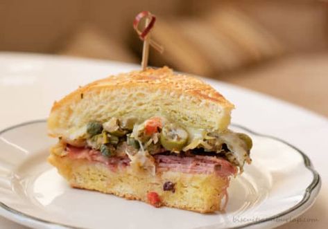 Muffaletta Salad: Low-Carb Appetizers Muffuletta Sandwich, Packable Lunch, Summer Sandwiches, Creole Cooking, Bread Alternatives, Elegant Appetizers, Cold Lunches, Low Carb Appetizers, Food History