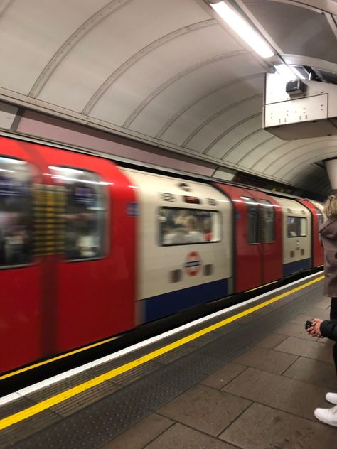 london underground London Widget, London Tube Aesthetic, London Aesthetic Vintage, London Underground Aesthetic, London Moodboard, London Background, Underground London, London Underground Train, Euston Station