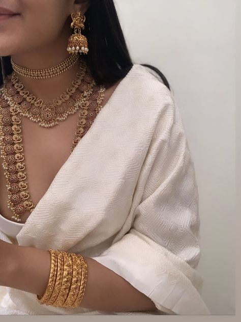 Indian wedding temple jewelry Royal Curtains, Statement Jewelry Outfit, South Asian Jewelry, Indian Royalty, Vintage Indian Jewelry, Smart Casual Women Outfits, Indian Wedding Jewelry Sets, Simple Saree Designs, Indian Accessories