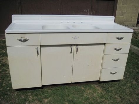 1950s Kitchen Cabinets, Youngstown Kitchen, Retro Decorating, Metal Kitchen Cabinets, Vintage Kitchen Cabinets, Steel Kitchen Cabinets, Kitchen Cabinets For Sale, Retro Kitchens, Vintage Sink