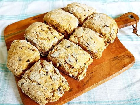 Wholemeal Flour Recipes, Scones Recipe Healthy, Wholemeal Scones, Cholesterol Friendly Recipes, Decadent Recipes, Rock Buns, Baked Scones, Date Scones, Wheat Flour Recipes