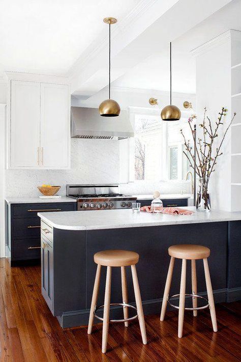 9 Kitchen Peninsula Ideas to Enhance Your Cooking Space - Town & Country Living #bluekitchen Modern Konyhatervezés, Two Tone Kitchen Cabinets, Kitchen Peninsula, Classic Kitchen Design, Kursi Bar, Kabinet Dapur, Classic Kitchen, Kitchen Farmhouse, Kitchen Cabinet Colors