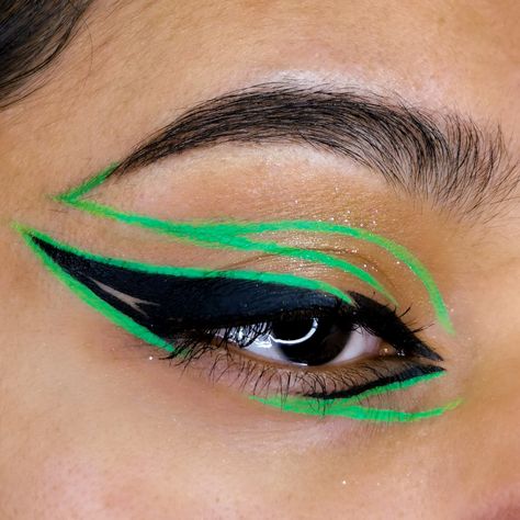 Neon Green Eyeliner Looks, Green And Black Eyeliner, Matrix Makeup Look, Green Aesthetic Makeup, Shego Makeup, Matrix Halloween, Matrix Outfit, Green Graphic Liner, Matrix Makeup