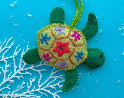 Sea Turtle Honu Hand Painted Sand Dollar Ornament Beach - Etsy UK Felt Turtle, Turtle Ornament, Green Turtle, Embroidered Wool, Creative Corner, Holiday Gift Sets, Bird Ornaments, Felt Christmas Ornaments, Unique Ornament