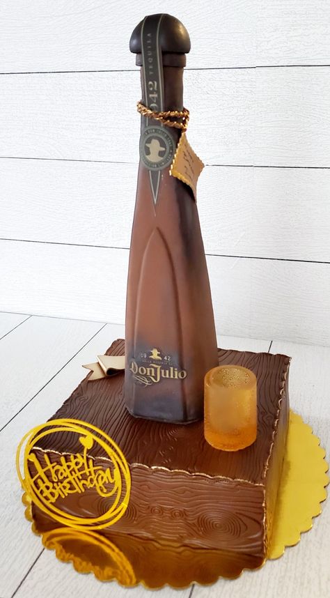 Tequila Bottle Cake, Don Julio Cake Ideas, Don Julio Cakes, Whiskey Theme Party, Liquor Cupcakes, Tequila Cake, Alcohol Birthday Cake, Tequila Don Julio, 1942 Tequila