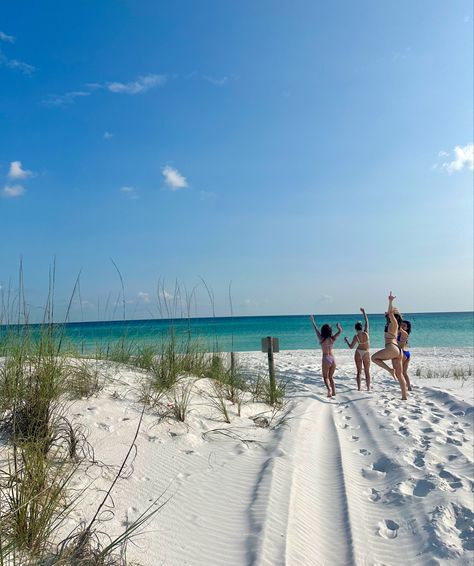 #girls #beach #30A #florida #graytonbeach Rosemary Beach Florida Aesthetic, 30a Florida Aesthetic, Fl Aesthetic, Florida Girl Aesthetic, Seacrest Beach Florida, Dream Bored, Florida 30a, Slow Summer, Rosemary Beach Florida