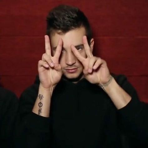 Twenty One Pilots Icons, Twenty One Pilots Wallpaper, Tyler And Josh, 21 Pilots, Insta Icon, Tyler Joseph, Toxic People, One Pilots, Staying Alive