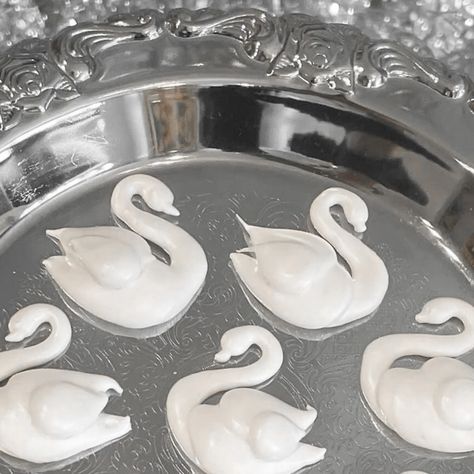 Swan Meringues, Meringue Swans, Swan Dessert, Swan Cookies, Cocoa Tea, Holiday Pops, Hot Toddy, White Swan, Novelty Cakes