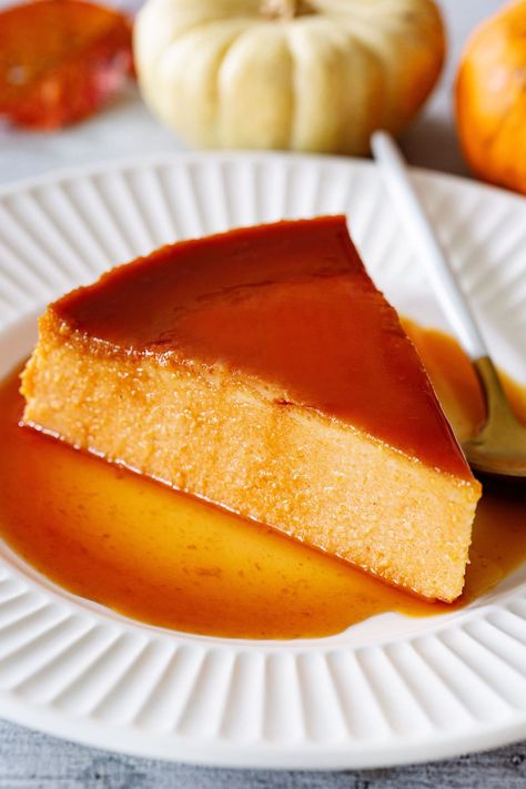 This flan de calabaza is the perfect thanksgiving Latin American dessert! Creamy flan made with a custard enriched with pumpkin puree and spices. It is rich, decadent, and SO DELICIOUS! #pumpkindesserts #calabazathanksgiving #diadegraciaspostres #receta Calabaza Recipe, Creamy Flan, Mexican Flan, Pumpkin Empanadas, Pumpkin Flan, American Dessert, Italian Recipes Appetizers, Thanksgiving Food Sides, Brulee Recipe