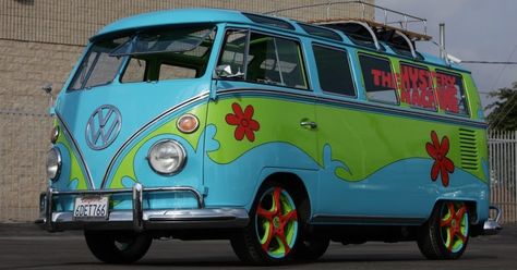 Empresa nos EUA customiza Kombi com inspiração no desenho animado Scooby-Doo Scooby-Doo é um desenho animado americano produzido pela H... Combi Hippie, Kombi Hippie, Kombi Trailer, Mystery Incorporated, Carros Retro, Kombi Motorhome, T1 Bus, Hippie Car, Vw Art