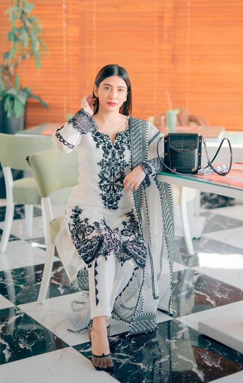 Style Outfits Summer, Summer Vibes Aesthetic, 2023 Party, Aesthetic Summer Outfits, Pakistani Women Dresses, Designer Aesthetic, Casual Dressing, Latest Dress Design, Casual Indian Fashion