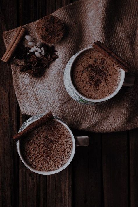 Brown hot chocolate on wood table coz Lemon Ginger Drink, Brown Eyes Aesthetic, Woman Eyes, Raw Vegan Diet, Ginger Drink, Chocolate Dishes, Lemon Ginger, After Six, Brown Wallpaper