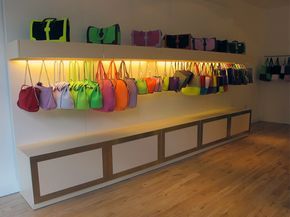 Purses are just as important as tops, right? We love this creative display technique (not seen very often) in which purses take the spot of clothes. #RetailDisplay Scarves Display, Bag Store Display, Diy Purse Organizer, Market Aesthetic, Purse Display, Stand Feria, Handbag Display, Boutique Inspiration, Purse Storage