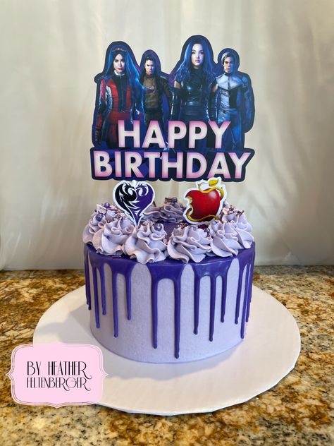 Descendants Rise Of Red Cake Ideas, Decendants Birthday Cakes, Descendants 3 Cake, Descendants Party Ideas Cake, Descendants Birthday Cake Mal, Descendants Rise Of Red Birthday Cake, Disney Descendants Cake, Descendants Cake Ideas, Descendants 2 Cake