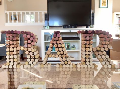 Bar Signs Diy, Cork Creations, Burgundy And Gold Wedding, Wine Cork Wedding, Gin And Prosecco, Cork Wedding, Wine Cork Diy Crafts, Wine Cork Diy, Cork Projects