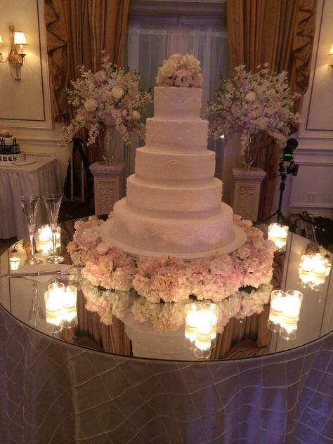 Cake table Quince Round Table Decorations, Quincenera Cake Table Ideas, Quinceañera Cake Table, Quince Cake Table, Sweet 16 Cake Table, Quinceañera List, Round Cake Table, 50th Photoshoot, Wedding Cake Table Ideas